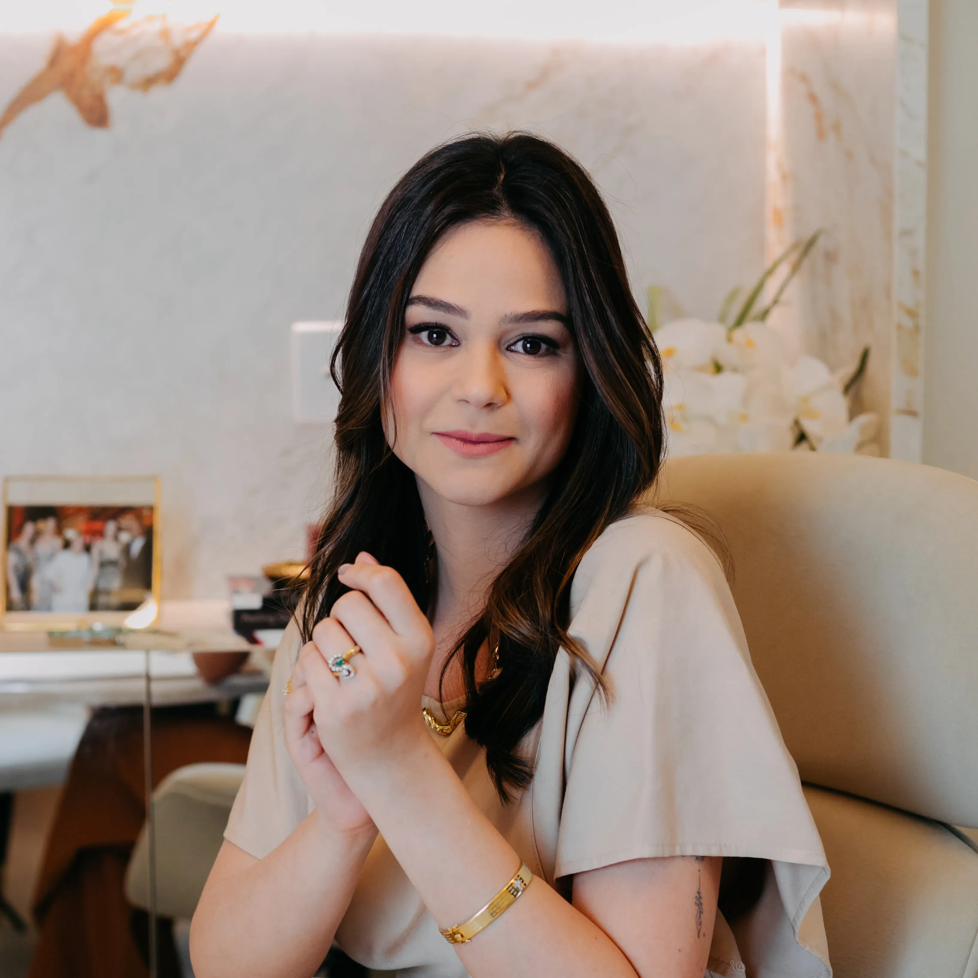 Dra. Geisa sentada em uma cadeira