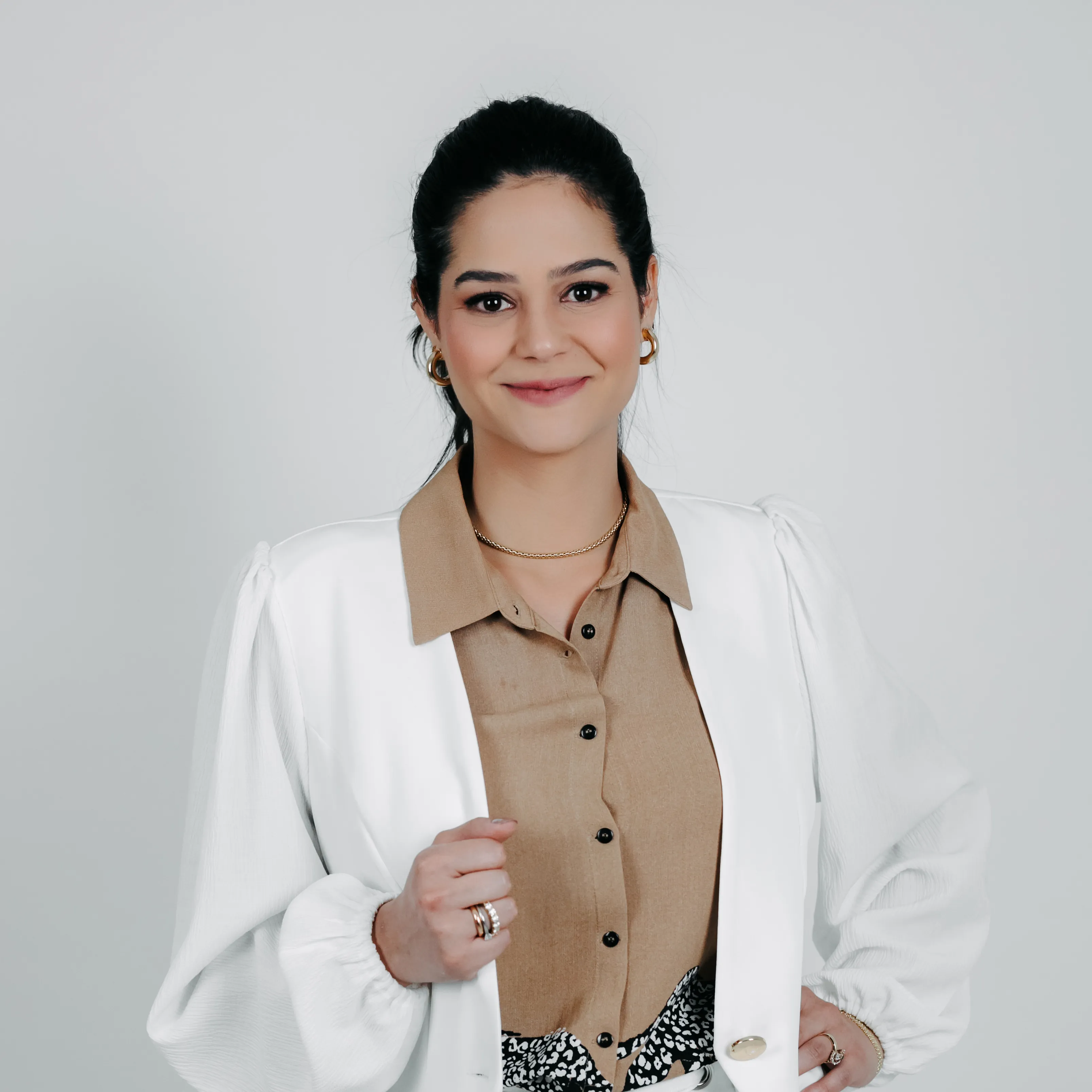 Dra. Geisa vestindo jaleco branco