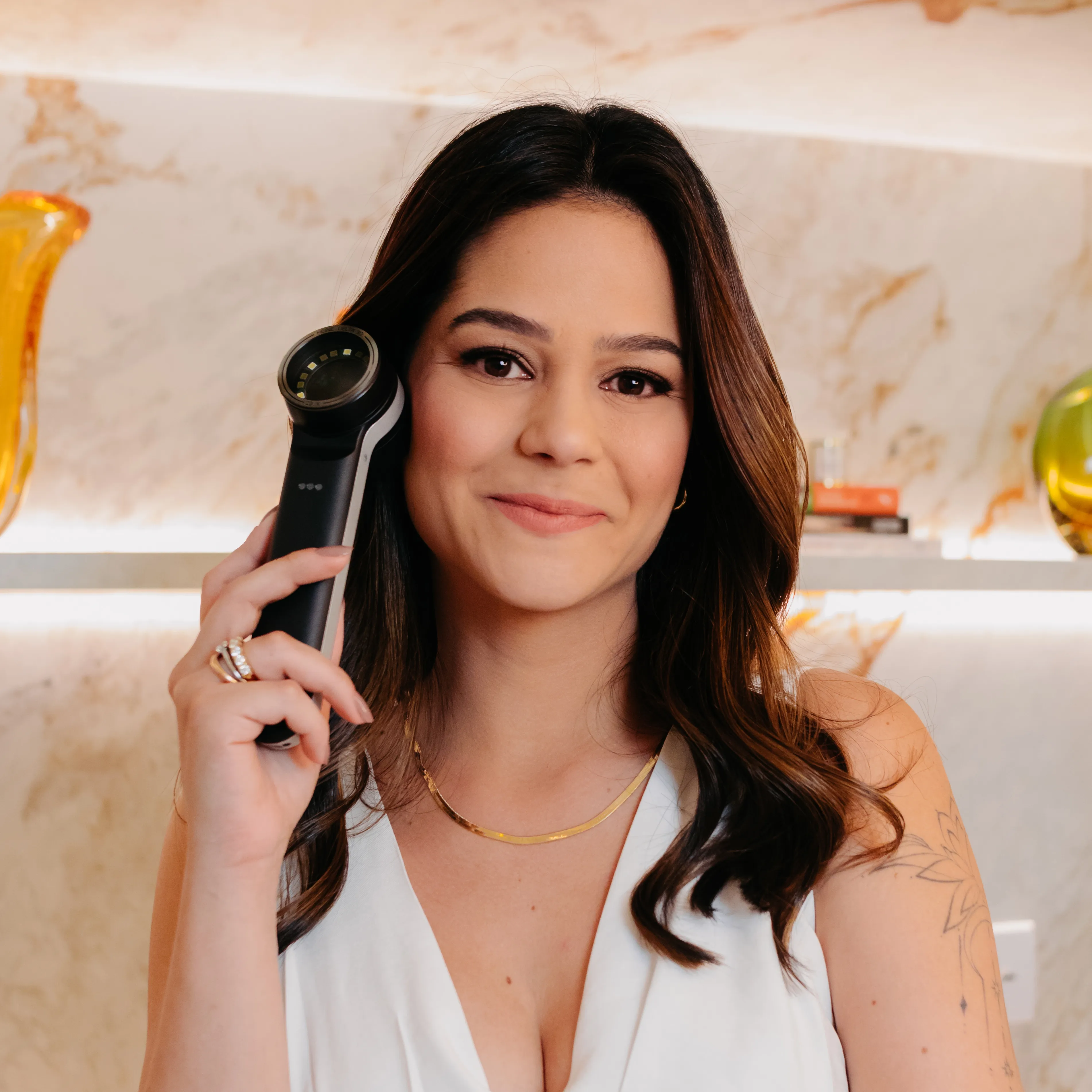 Dra. Geisa com um instrumento na mão